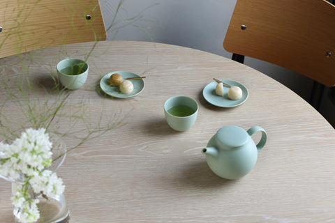 KINTO Pebble Tasse mit Untertasse / Schwarz