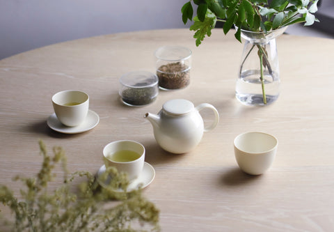 KINTO Pebble Tasse mit Untertasse / Weiß