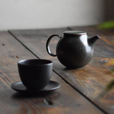 KINTO Pebble Tasse mit Untertasse / Schwarz