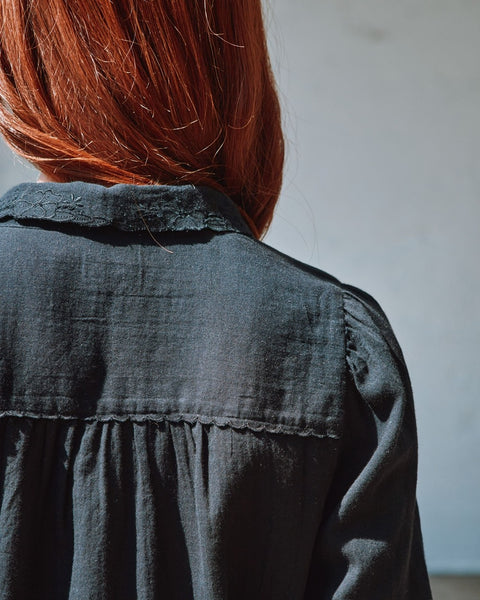 Ida Bluse bestickt / Schwarz