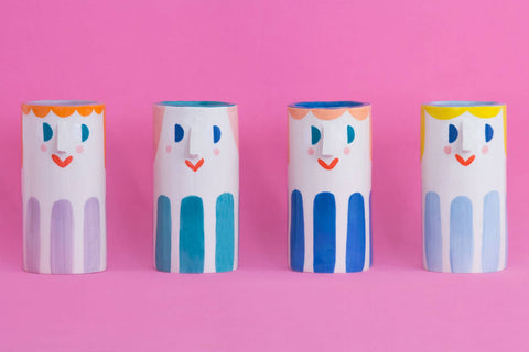 Keramikvase mit tiefblauen Streifen