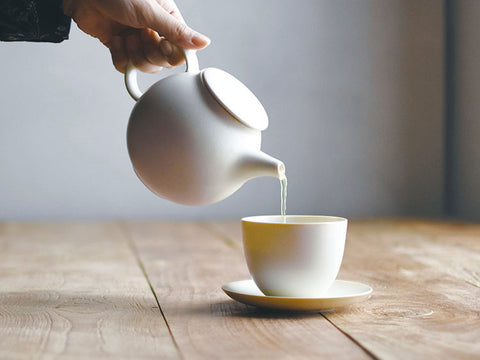 KINTO Pebble Tasse mit Untertasse / Weiß