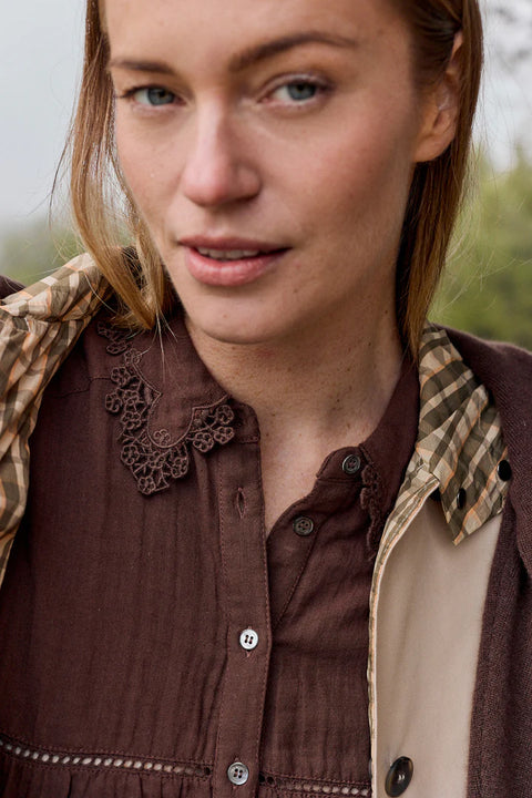 SS26 Bluse mit Häkelkragen